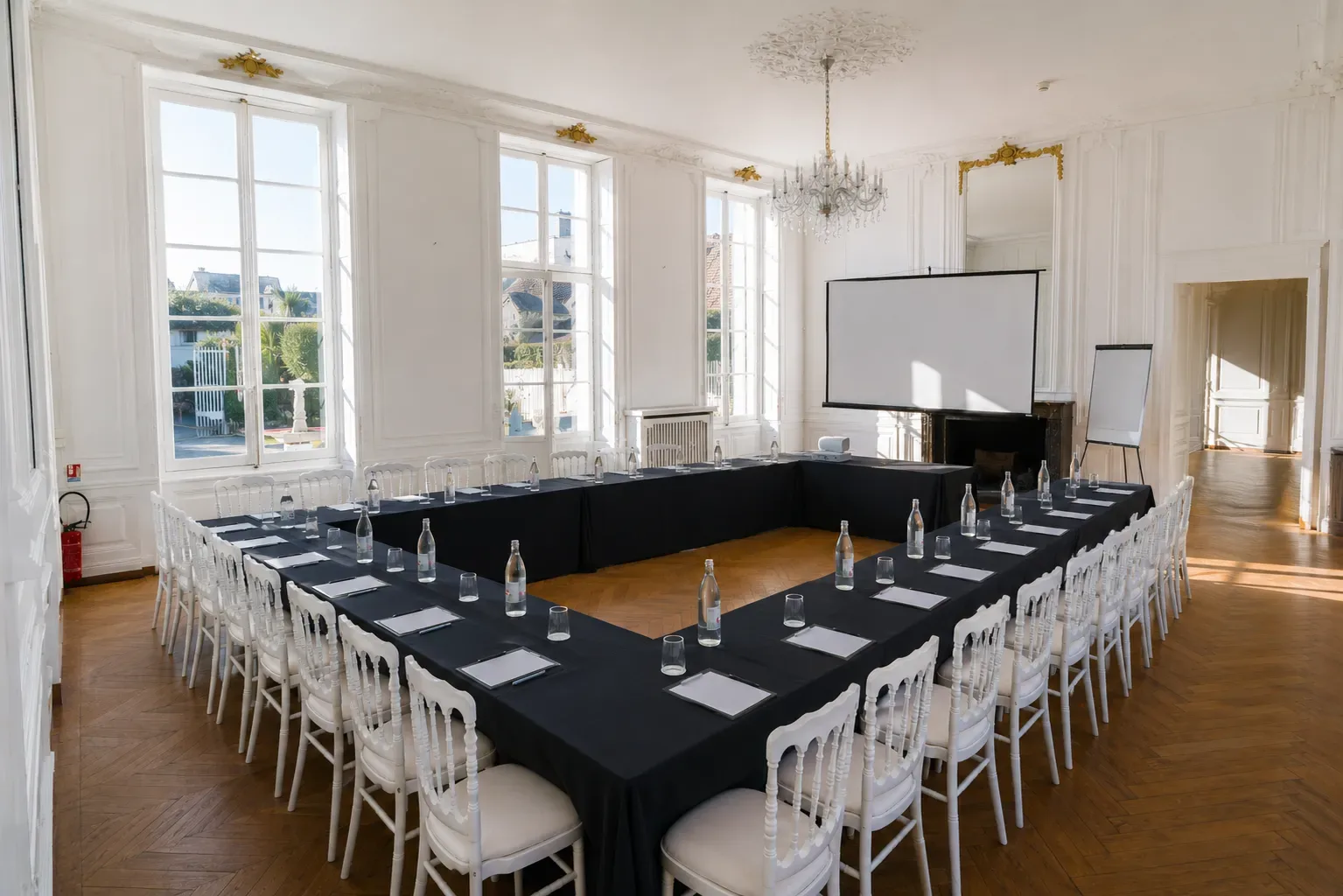 Séminaire au Domaine de l'Ardoise — salons communicants baignés de lumière